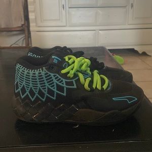 Grew outta the shoes,only worn a few times, in perfect condition , no tears